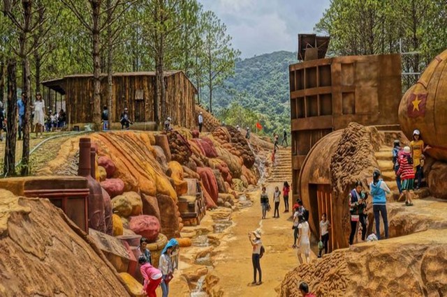  DALAT CLAY TUNNEL & FLOWER